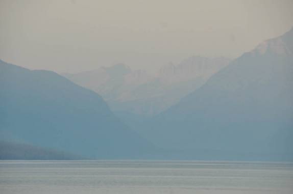 Montanhas ao fundo do Lake McDonald, maior lago do Glacier National Park, em Montana, nos Estados Unidos